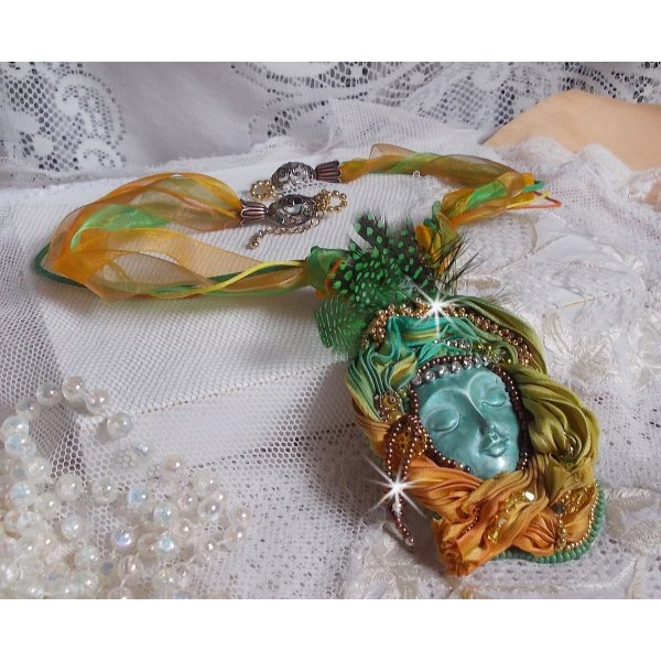 Collier pendentif Lune V&eacute;nitienne brod&eacute; avec un tr&egrave;s beau ruban de soie, des cristaux de Swarovski et d'autres perles de qualit&eacute; 