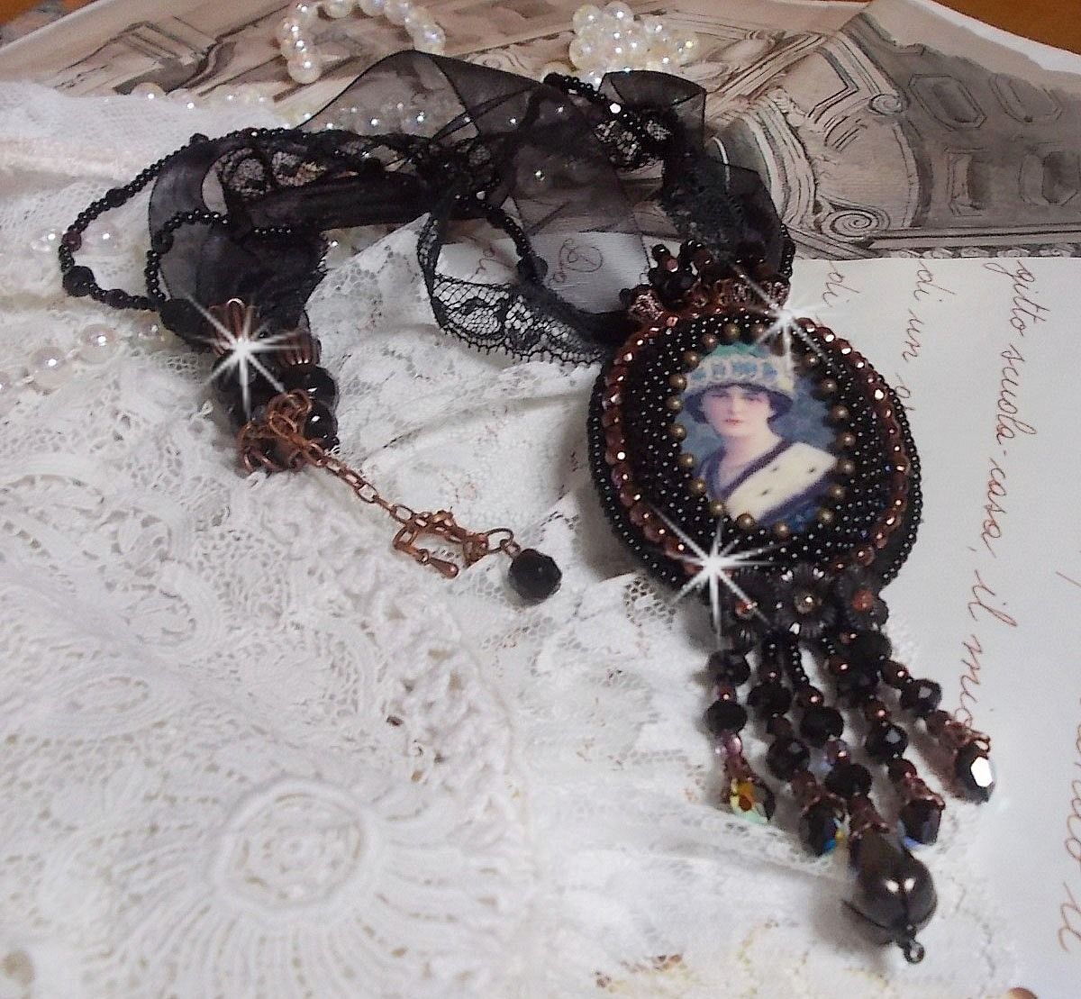 Collana con ciondolo Midnight Daisy con perle nere e cristalli Swarovski