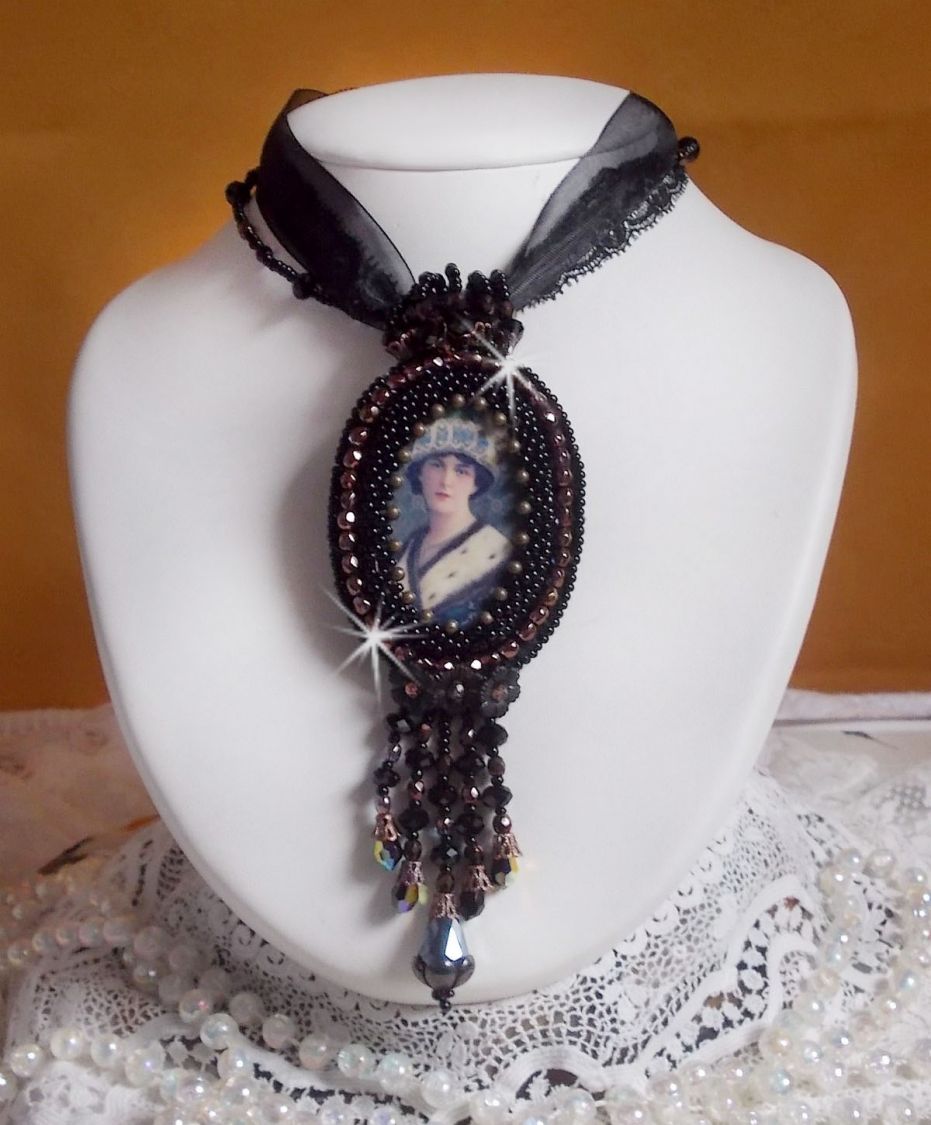 Collana con ciondolo Midnight Daisy con perle nere e cristalli Swarovski