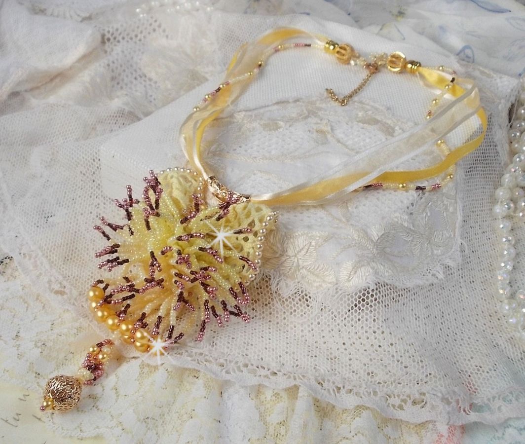 Collana con ciondolo La Petite Robe Jaune con perline, perline Swarovski e altre.