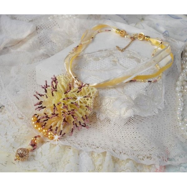 Collana con ciondolo La Petite Robe Jaune con perline, perline Swarovski e altre.