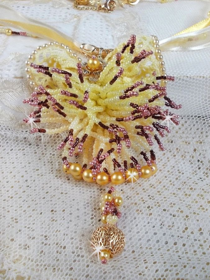 Collana con ciondolo La Petite Robe Jaune con perline, perline Swarovski e altre.