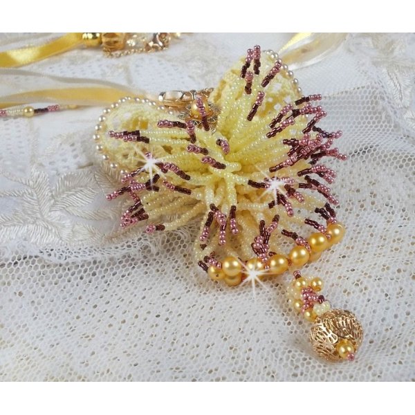 Collana con ciondolo La Petite Robe Jaune con perline, perline Swarovski e altre.