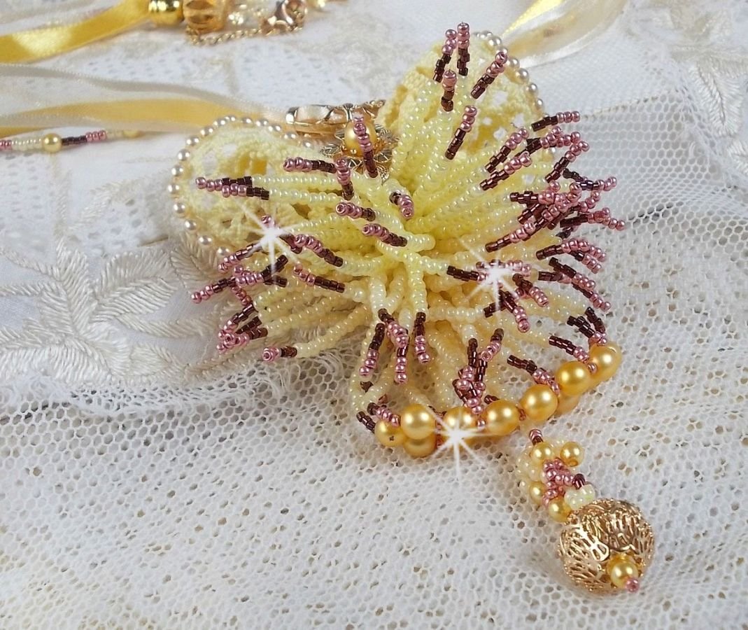 Collana con ciondolo La Petite Robe Jaune con perline, perline Swarovski e altre.