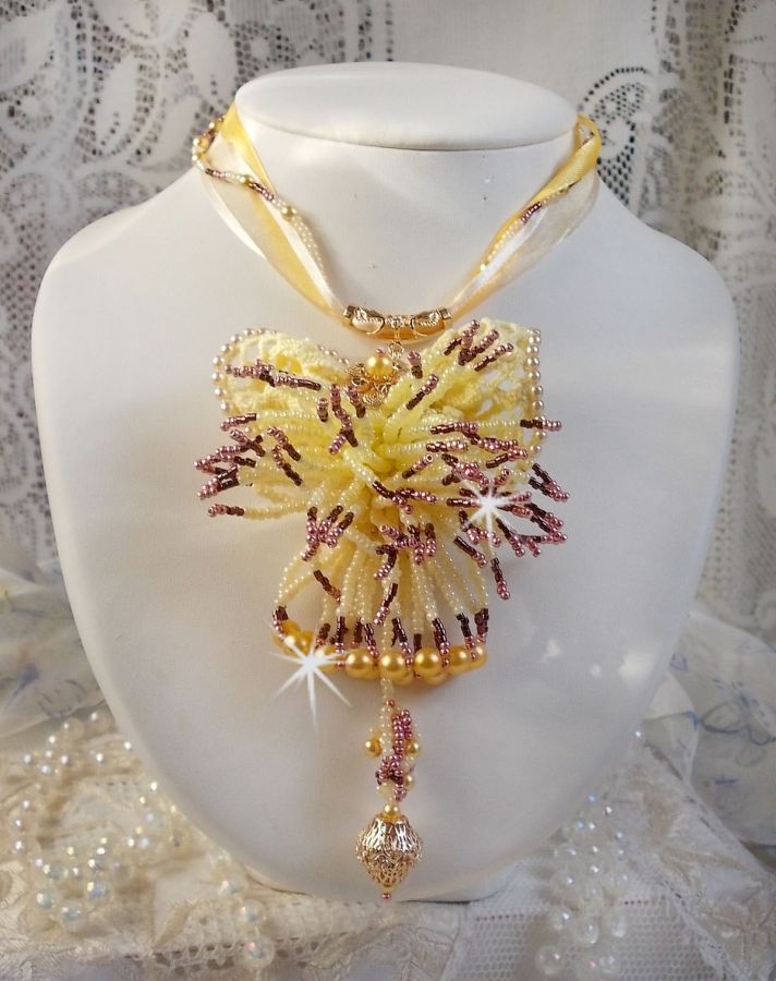 Collana con ciondolo La Petite Robe Jaune con perline, perline Swarovski e altre.