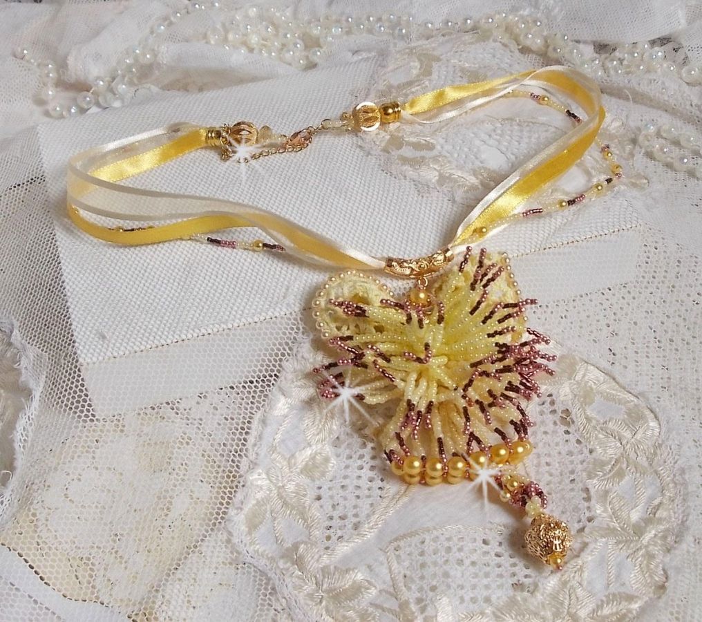 Collana con ciondolo La Petite Robe Jaune con perline, perline Swarovski e altre.