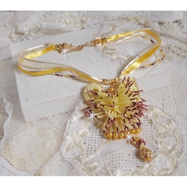 Collana con ciondolo La Petite Robe Jaune con perline, perline Swarovski e altre.
