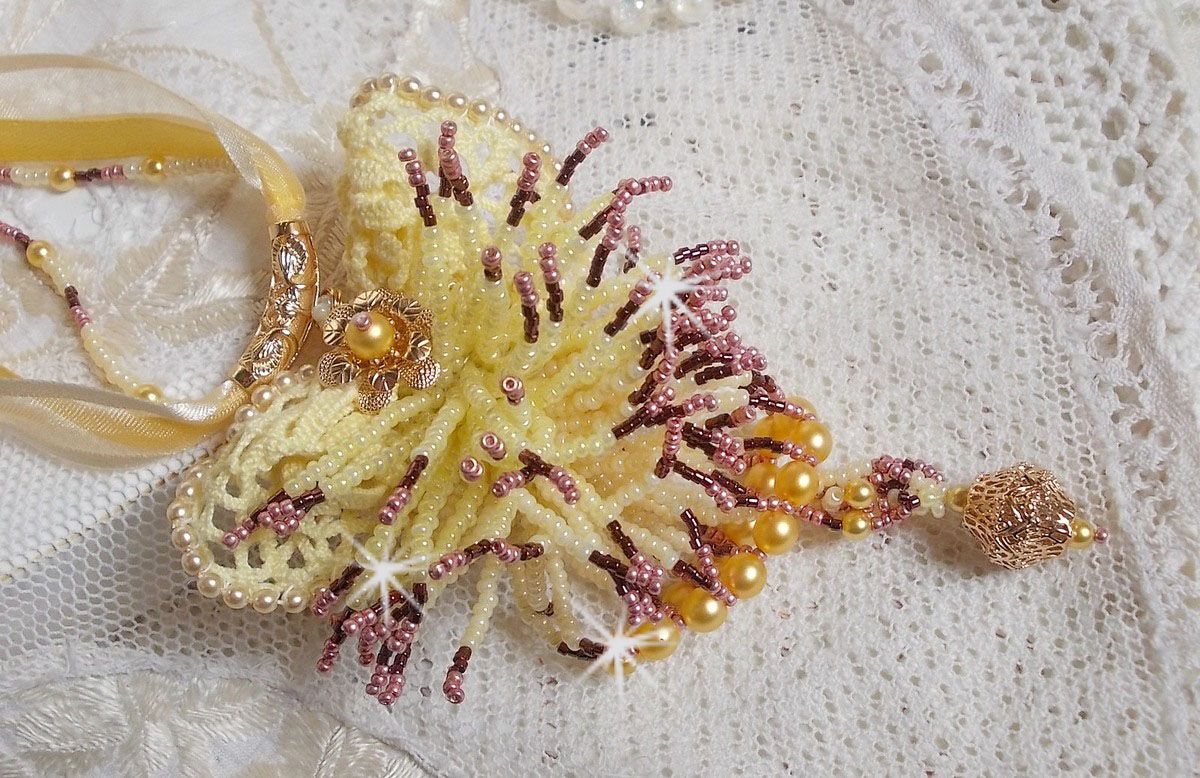 Collana con ciondolo La Petite Robe Jaune con perline, perline Swarovski e altre.