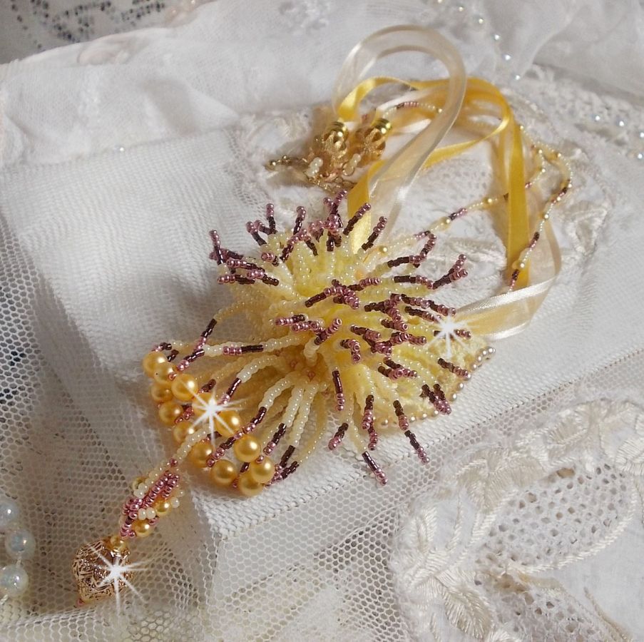 Collana con ciondolo La Petite Robe Jaune con perline, perline Swarovski e altre.