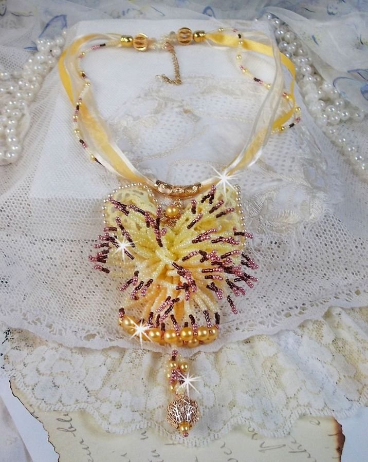 Collana con ciondolo La Petite Robe Jaune con perline, perline Swarovski e altre.