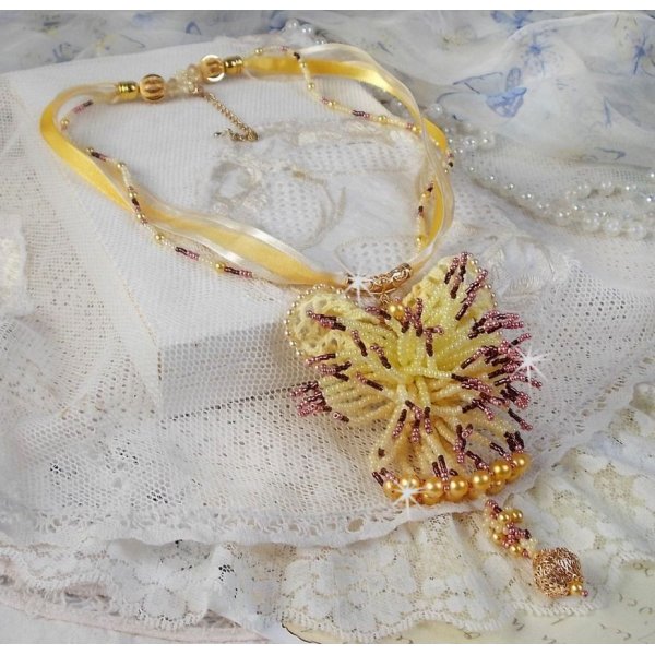 Collana con ciondolo La Petite Robe Jaune con perline, perline Swarovski e altre.