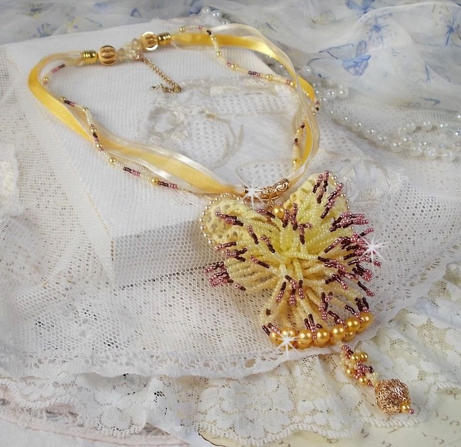 Collana con ciondolo La Petite Robe Jaune con perline, perline Swarovski e altre.