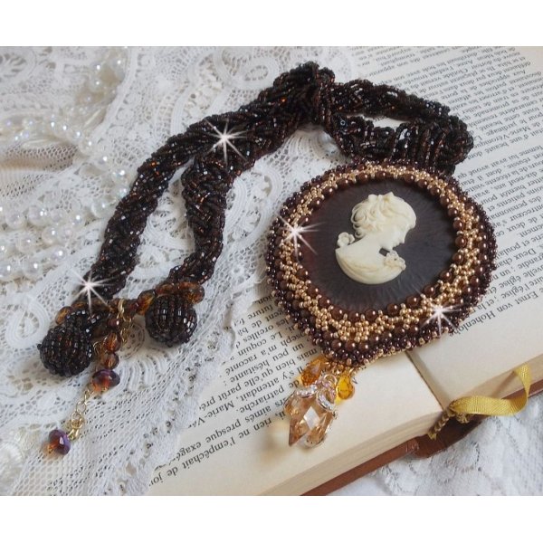 Collier pendentif Souvenir Eternel cr&eacute;e avec des perles de qualit&eacute;