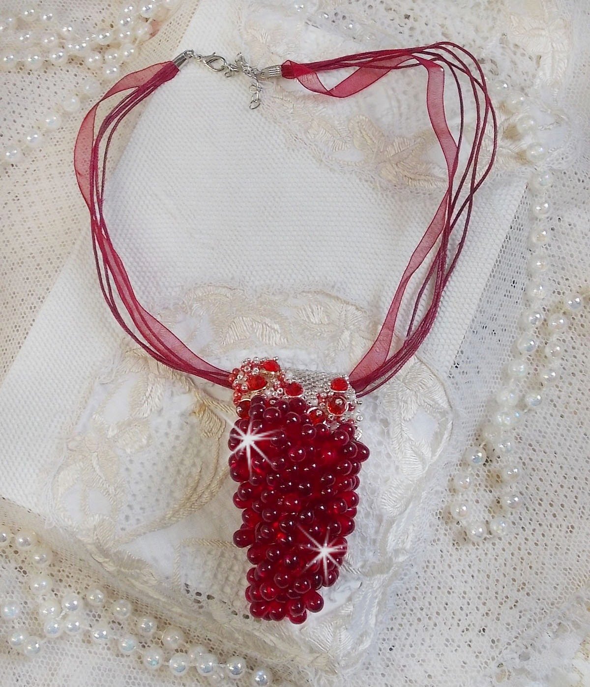 Collana con ciondolo Tendre Rouge con gocce di vetro rosso, perle rotonde sfaccettate e perle perlate