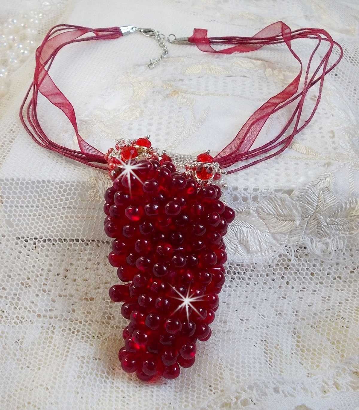 Collana con ciondolo Tendre Rouge con gocce di vetro rosso, perle rotonde sfaccettate e perle perlate