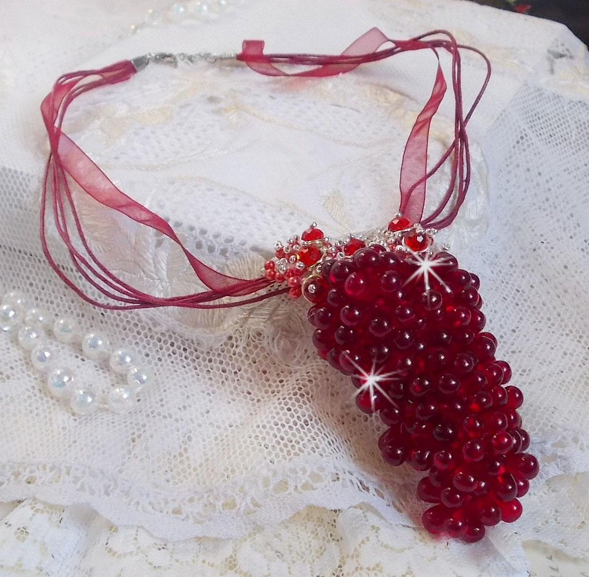 Collana con ciondolo Tendre Rouge con gocce di vetro rosso, perle rotonde sfaccettate e perle perlate