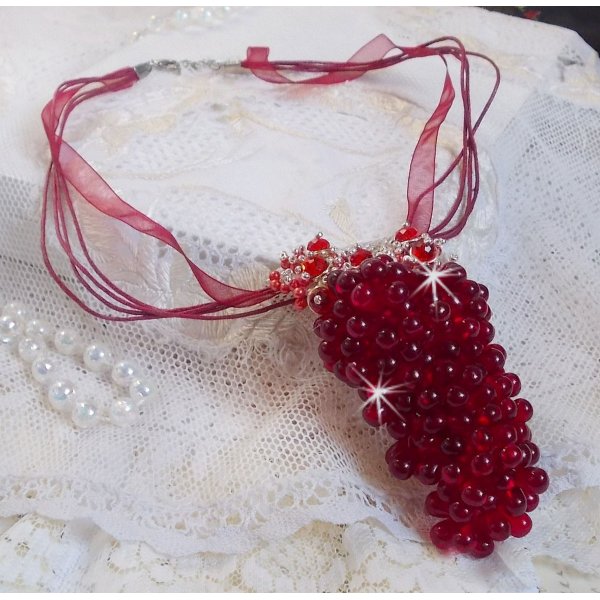Collana con ciondolo Tendre Rouge con gocce di vetro rosso, perle rotonde sfaccettate e perle perlate