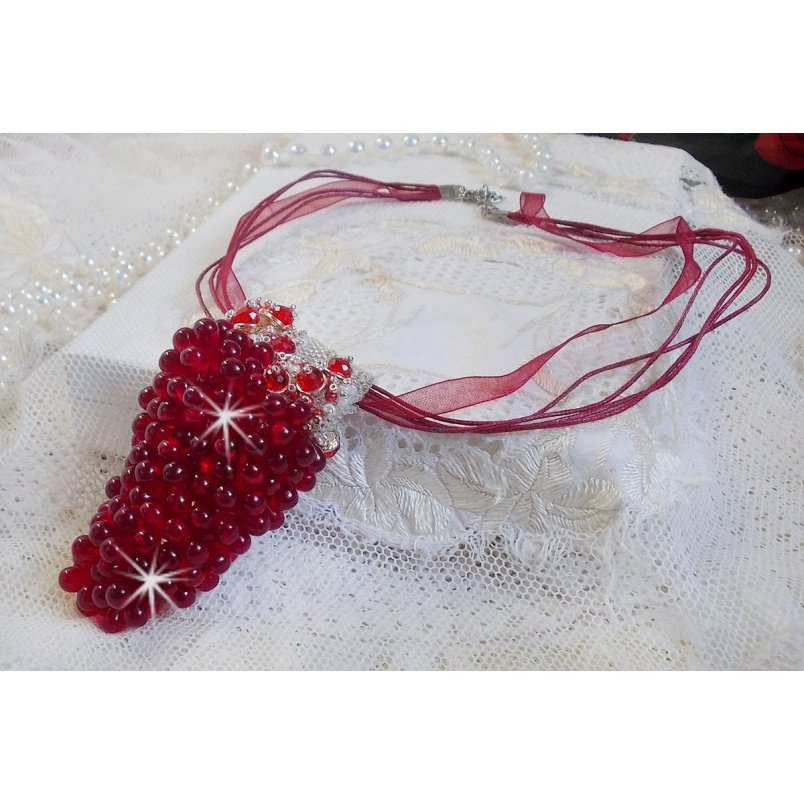 Collana con ciondolo Tendre Rouge con gocce di vetro rosso, perle rotonde sfaccettate e perle perlate