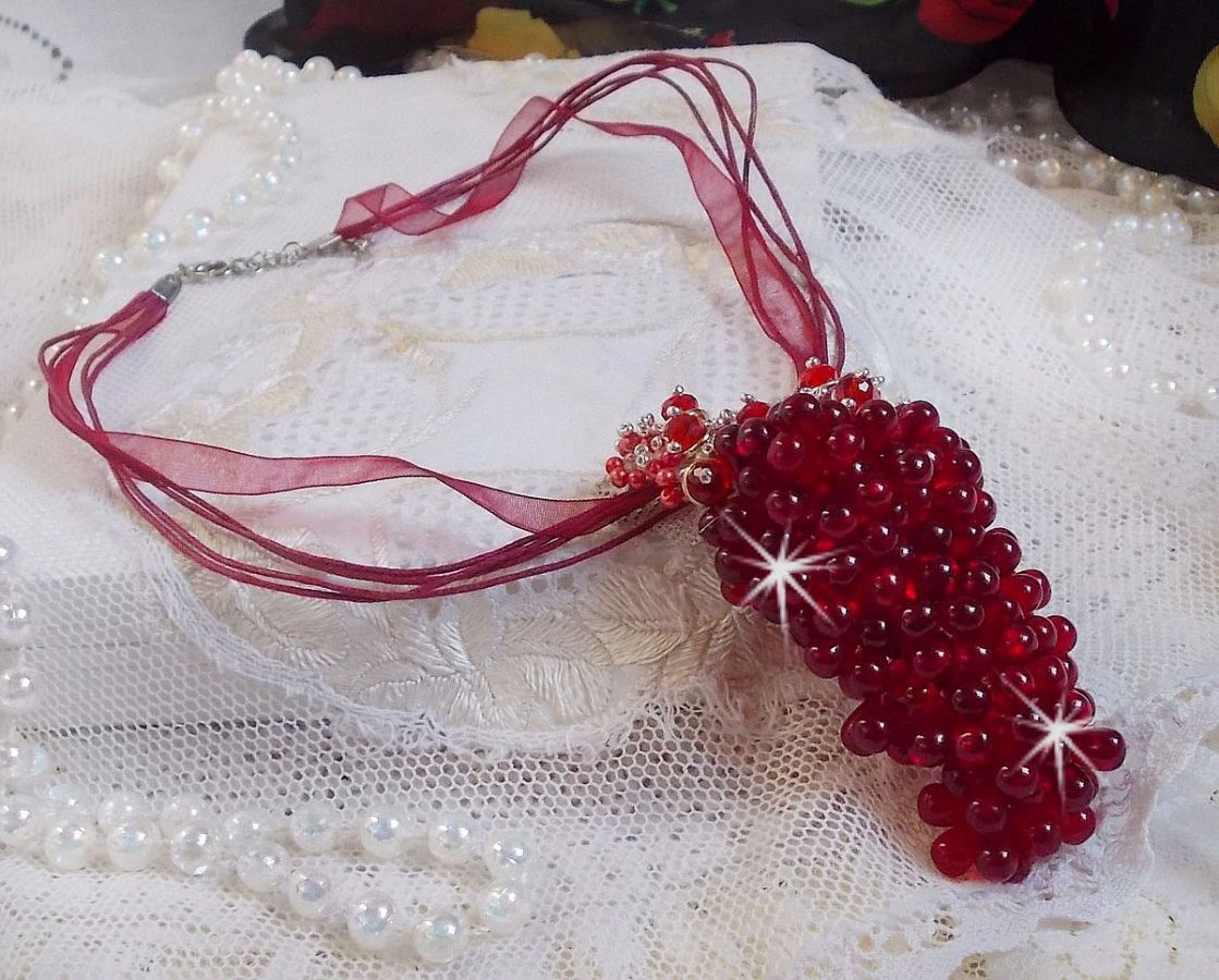 Collana con ciondolo Tendre Rouge con gocce di vetro rosso, perle rotonde sfaccettate e perle perlate