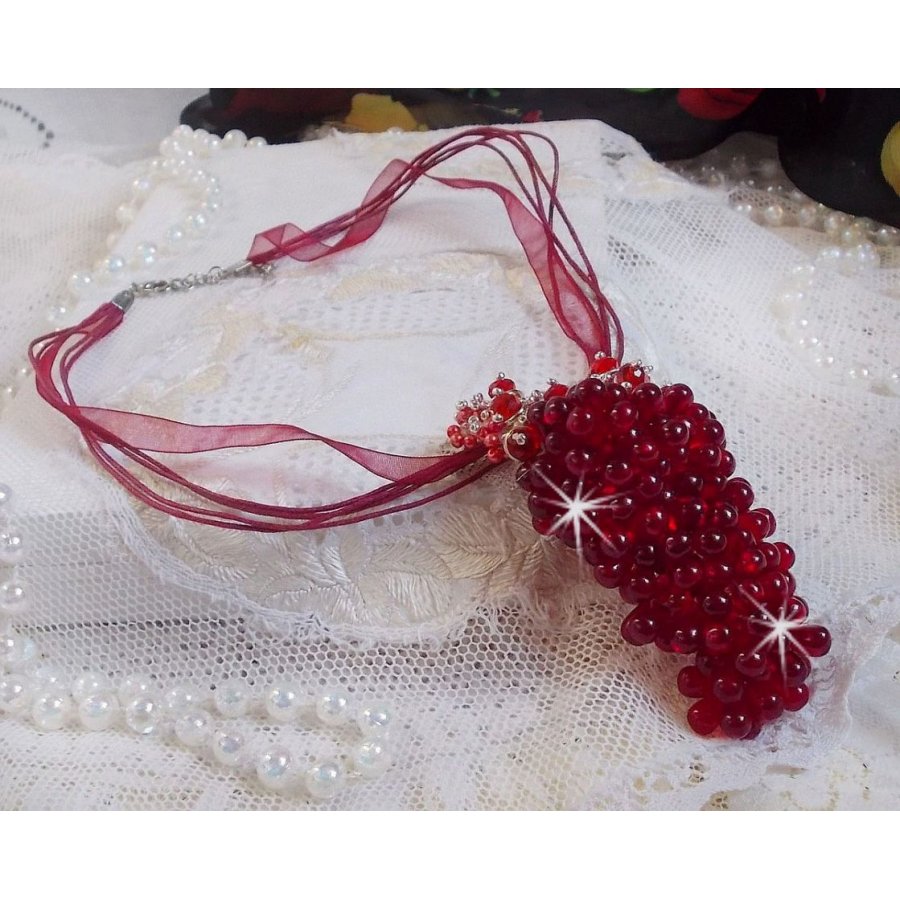 Collana con ciondolo Tendre Rouge con gocce di vetro rosso, perle rotonde sfaccettate e perle perlate