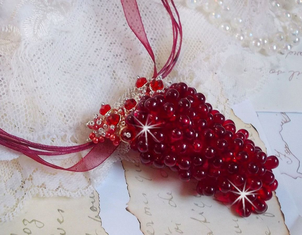 Collana con ciondolo Tendre Rouge con gocce di vetro rosso, perle rotonde sfaccettate e perle perlate