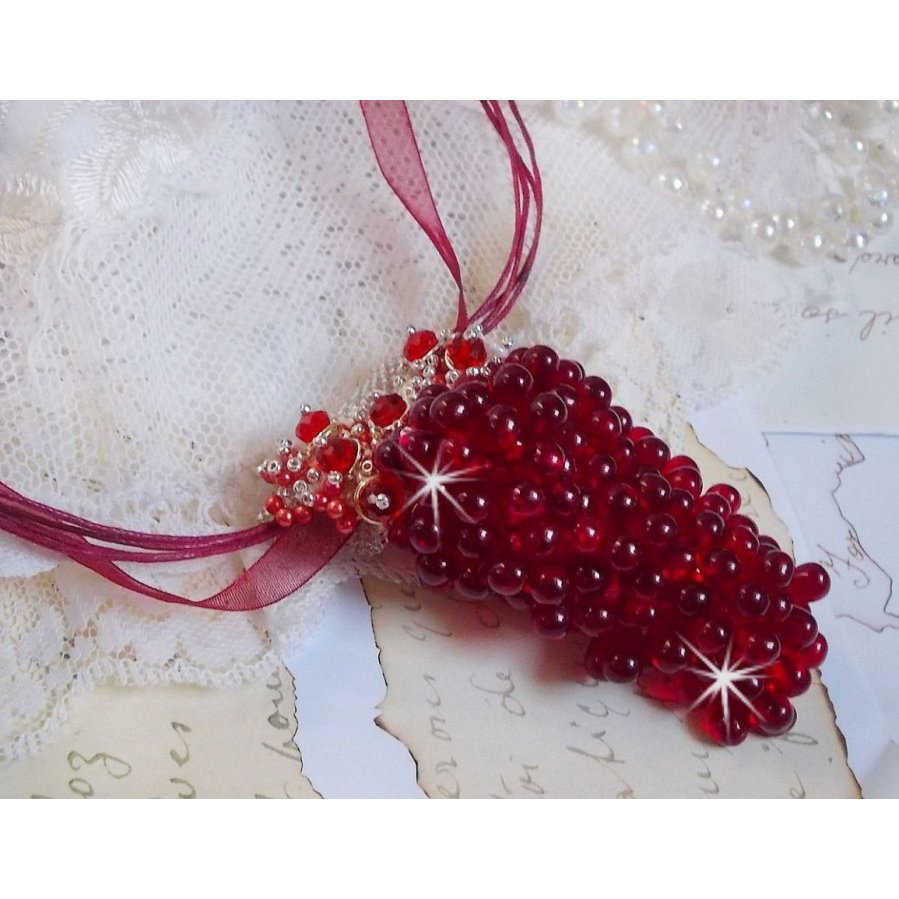 Collana con ciondolo Tendre Rouge con gocce di vetro rosso, perle rotonde sfaccettate e perle perlate