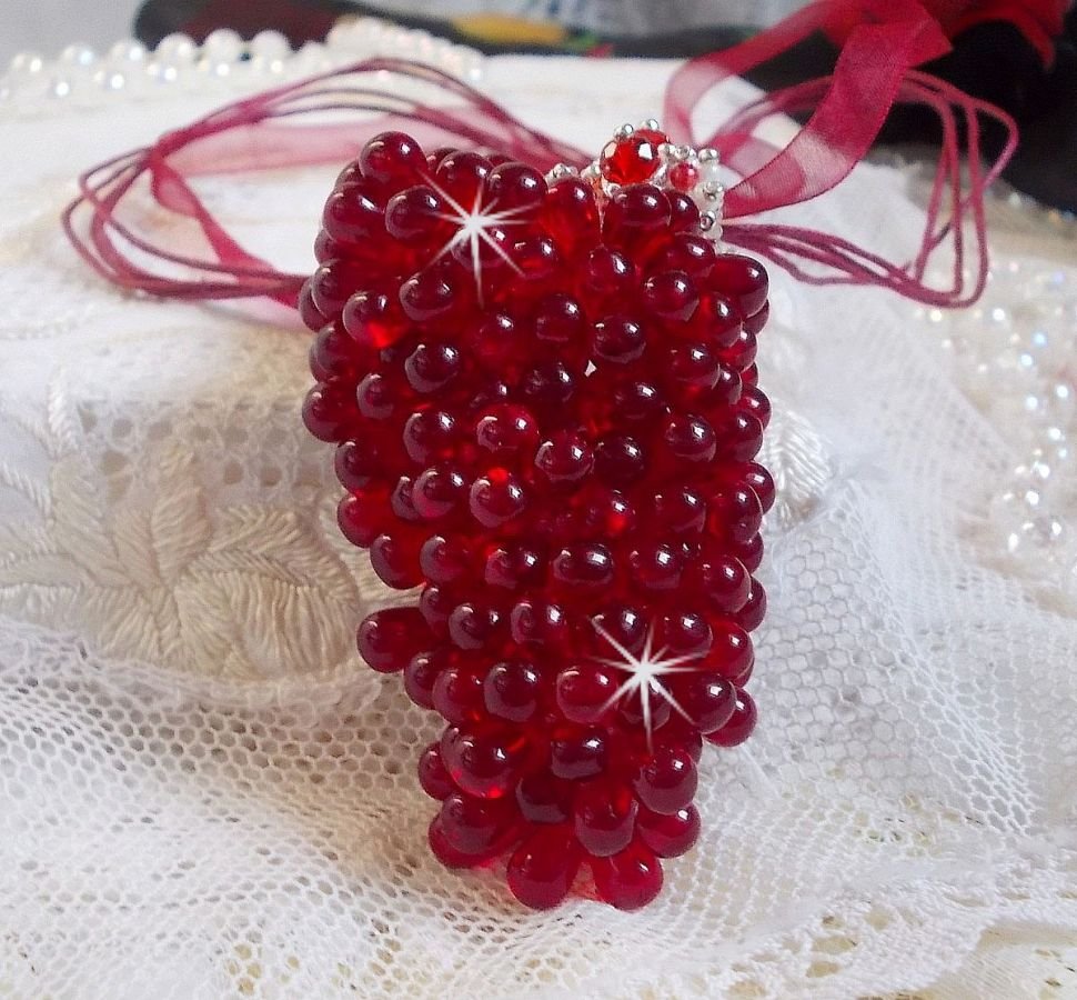 Collana con ciondolo Tendre Rouge con gocce di vetro rosso, perle rotonde sfaccettate e perle perlate