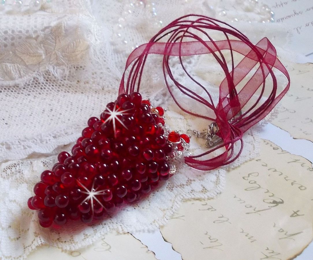 Collana con ciondolo Tendre Rouge con gocce di vetro rosso, perle rotonde sfaccettate e perle perlate