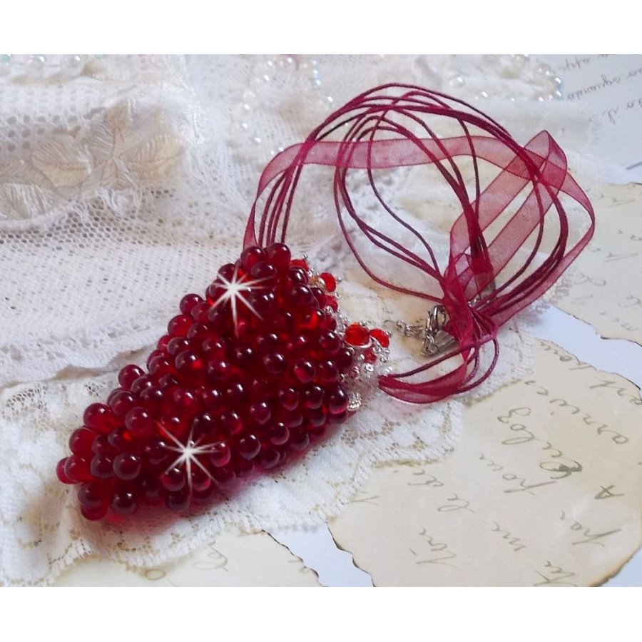 Collana con ciondolo Tendre Rouge con gocce di vetro rosso, perle rotonde sfaccettate e perle perlate