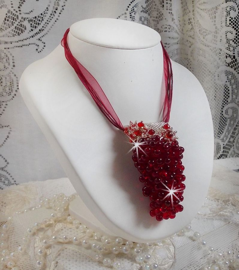 Collana con ciondolo Tendre Rouge con gocce di vetro rosso, perle rotonde sfaccettate e perle perlate