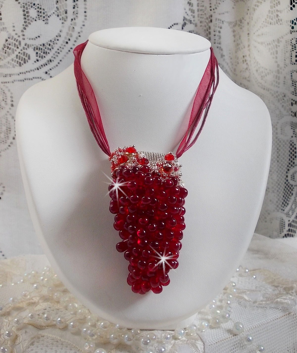 Collana con ciondolo Tendre Rouge con gocce di vetro rosso, perle rotonde sfaccettate e perle perlate