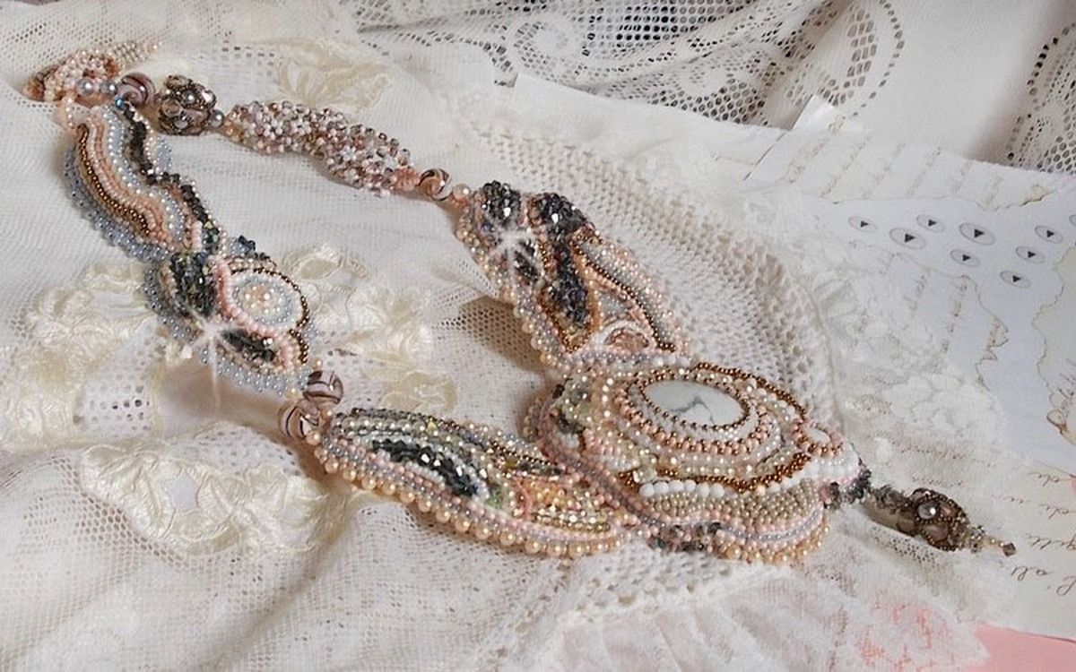 Collana Angelique Marquise des Anges Haute-Couture ricamata con pietre e cristalli Swarovski