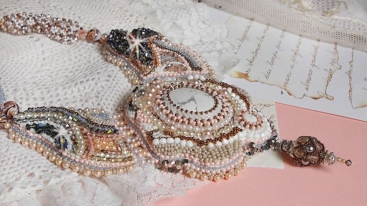 Collana Angelique Marquise des Anges Haute-Couture ricamata con pietre e cristalli Swarovski