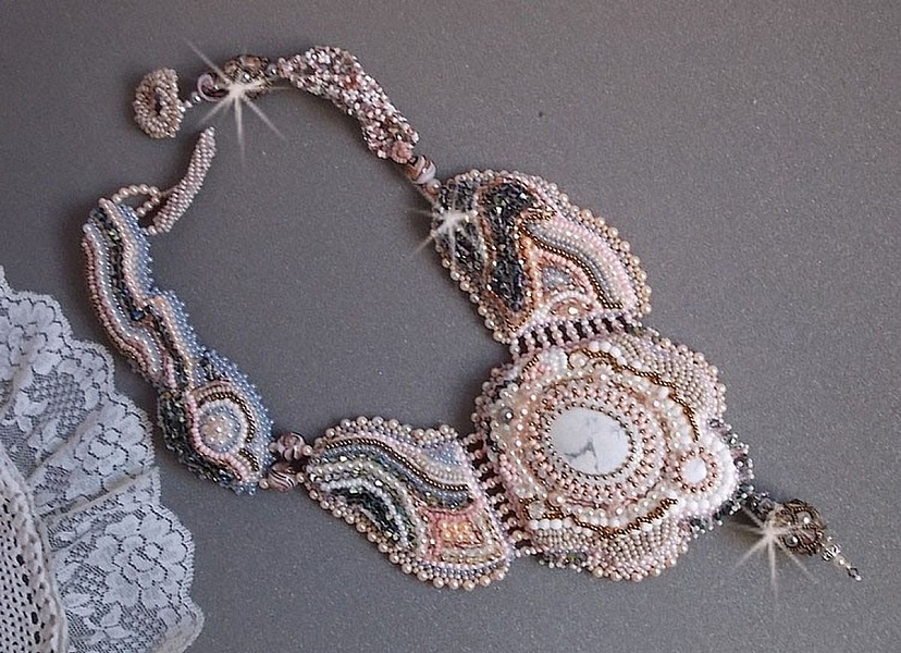 Collana Angelique Marquise des Anges Haute-Couture ricamata con pietre e cristalli Swarovski