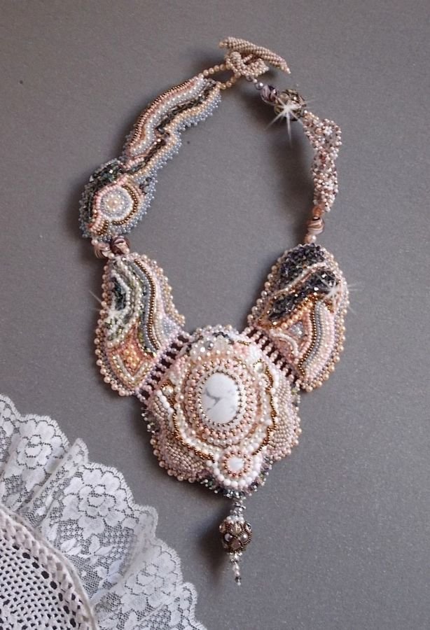 Collana Angelique Marquise des Anges Haute-Couture ricamata con pietre e cristalli Swarovski