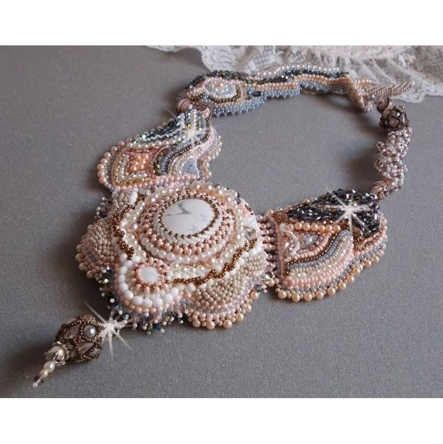 Collana Angelique Marquise des Anges Haute-Couture ricamata con pietre e cristalli Swarovski