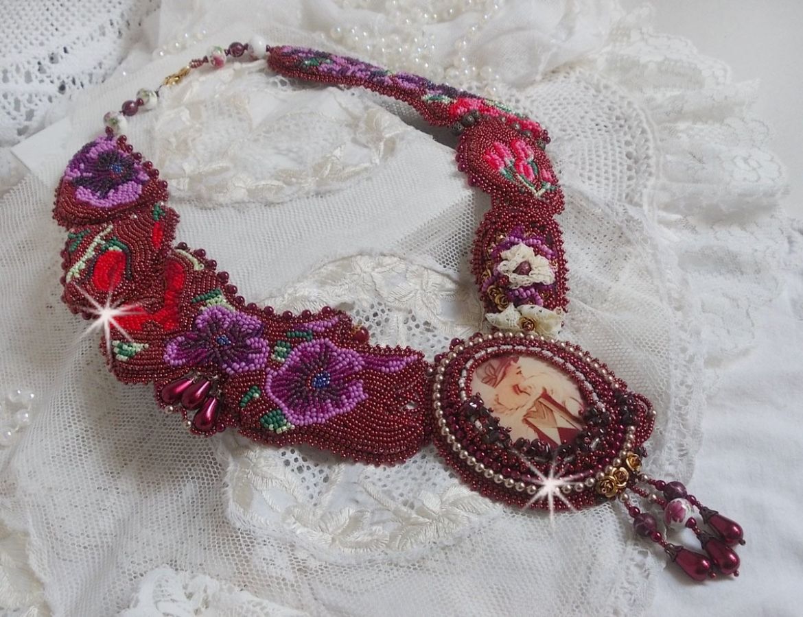 Collana a bretella Art'D Haute-Couture ricamata con perline di diversi colori e perle di cristallo Swarovski