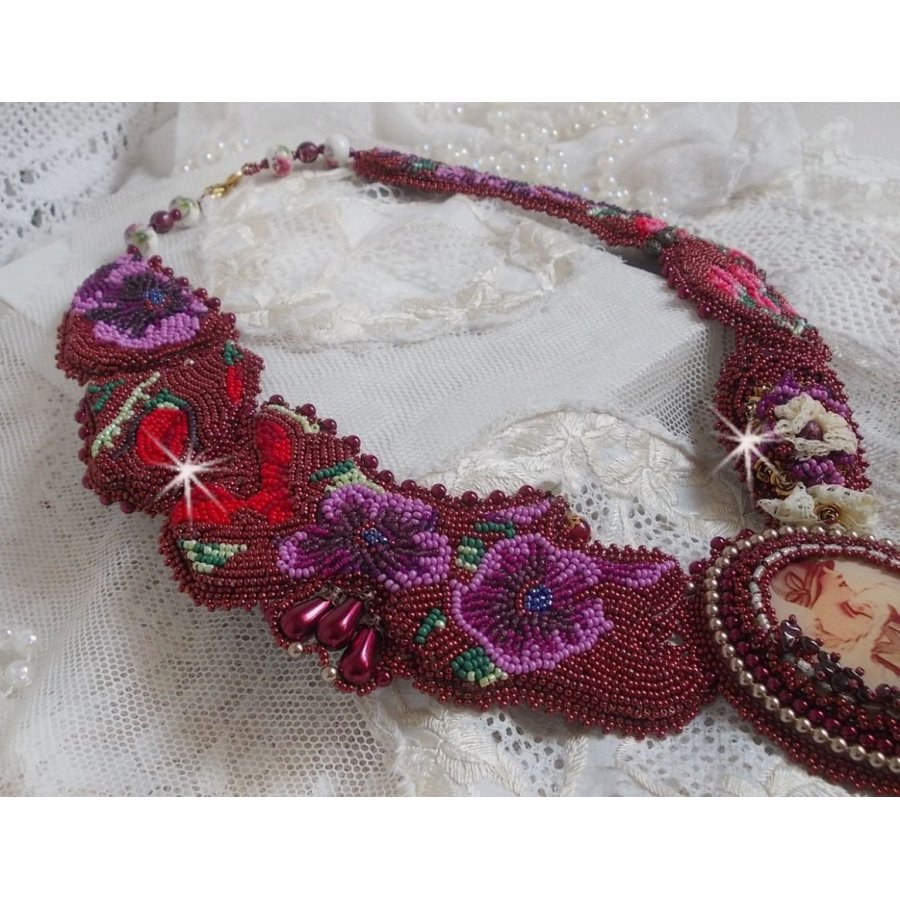 Collana a bretella Art'D Haute-Couture ricamata con perline di diversi colori e perle di cristallo Swarovski