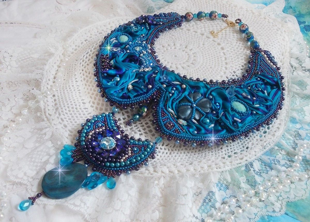 Collana a bretella Haute-Couture blu reale ricamata con un nastro di seta viola e blu anatra, cristalli e varie perline 