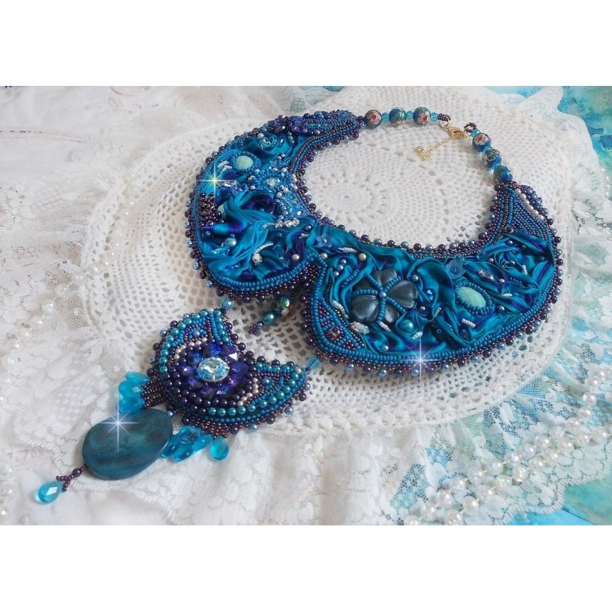 Collana a bretella Haute-Couture blu reale ricamata con un nastro di seta viola e blu anatra, cristalli e varie perline 