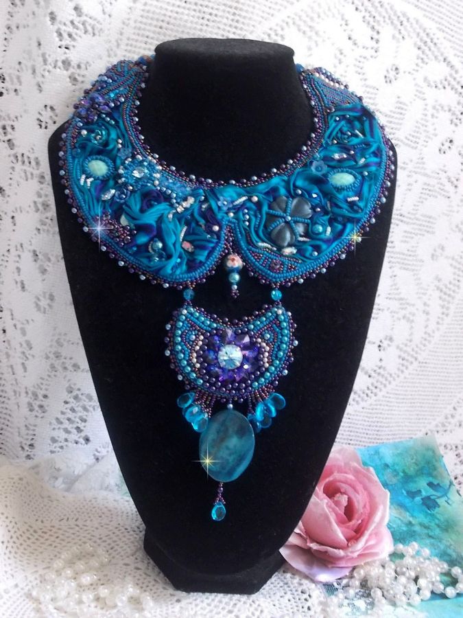 Collana a bretella Haute-Couture blu reale ricamata con un nastro di seta viola e blu anatra, cristalli e varie perline 