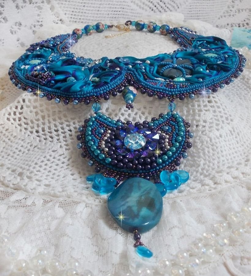 Collana a bretella Haute-Couture blu reale ricamata con un nastro di seta viola e blu anatra, cristalli e varie perline 