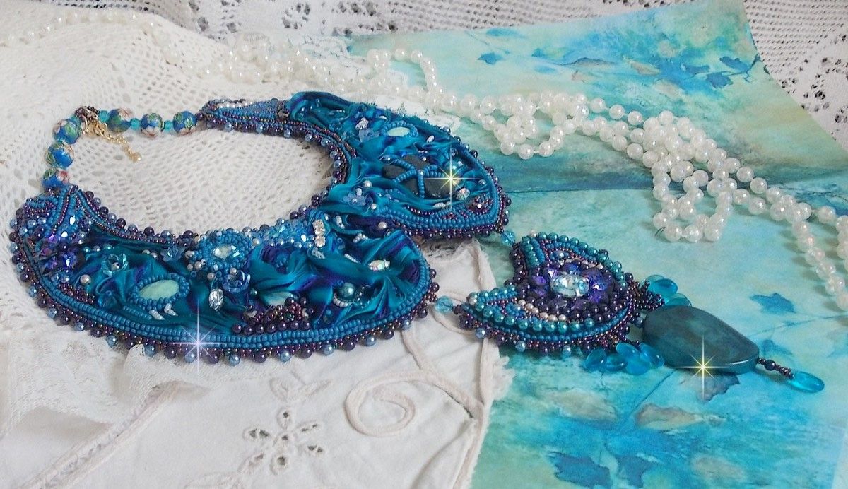 Collana a bretella Haute-Couture blu reale ricamata con un nastro di seta viola e blu anatra, cristalli e varie perline 