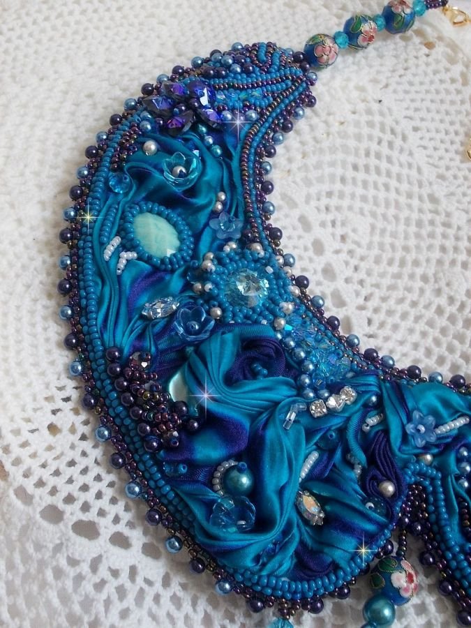 Collana a bretella Haute-Couture blu reale ricamata con un nastro di seta viola e blu anatra, cristalli e varie perline 