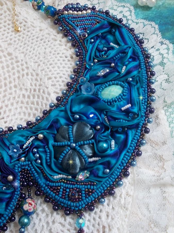 Collana a bretella Haute-Couture blu reale ricamata con un nastro di seta viola e blu anatra, cristalli e varie perline 