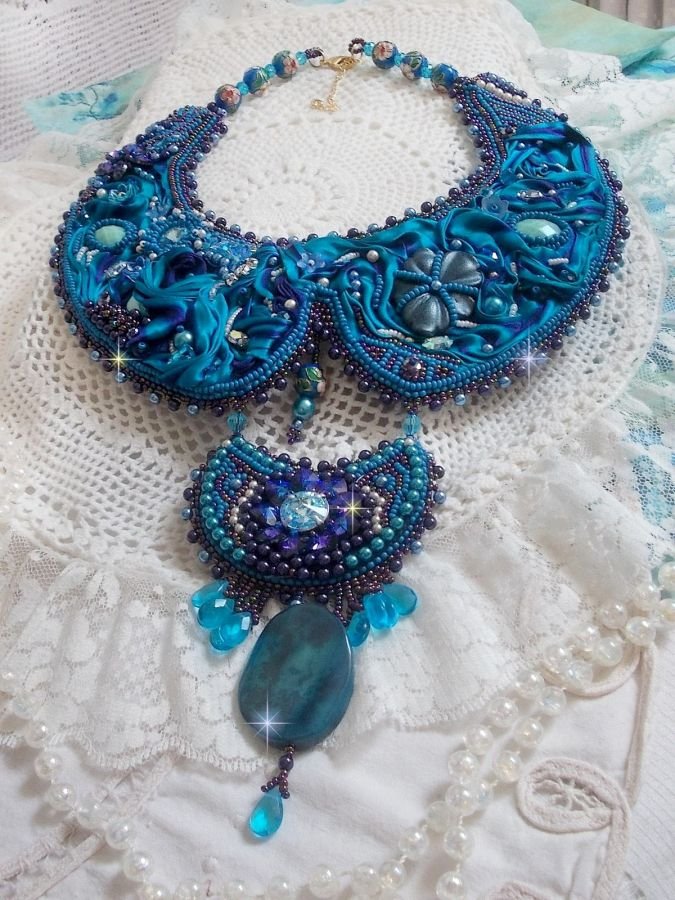 Collana a bretella Haute-Couture blu reale ricamata con un nastro di seta viola e blu anatra, cristalli e varie perline 