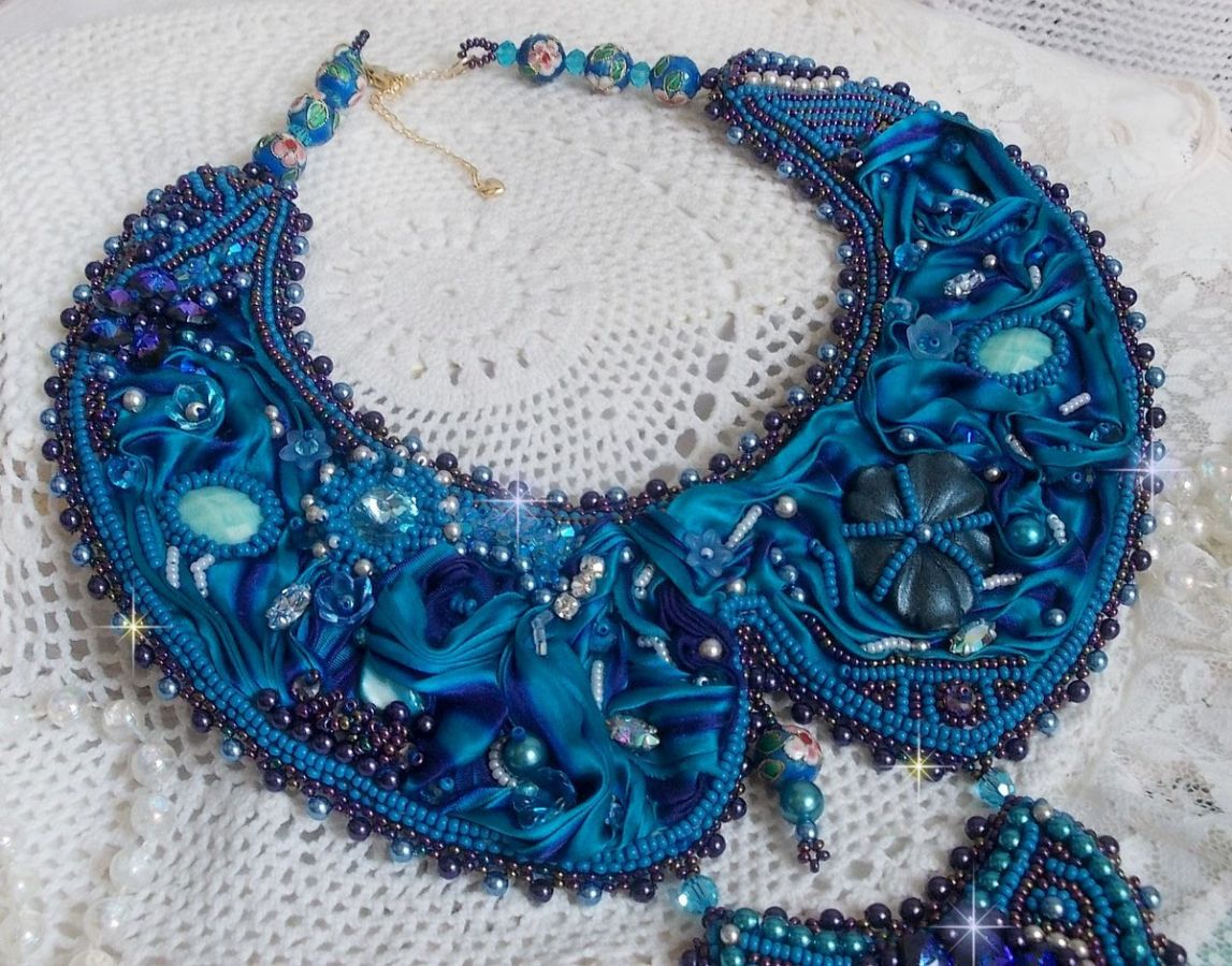 Collana a bretella Haute-Couture blu reale ricamata con un nastro di seta viola e blu anatra, cristalli e varie perline 