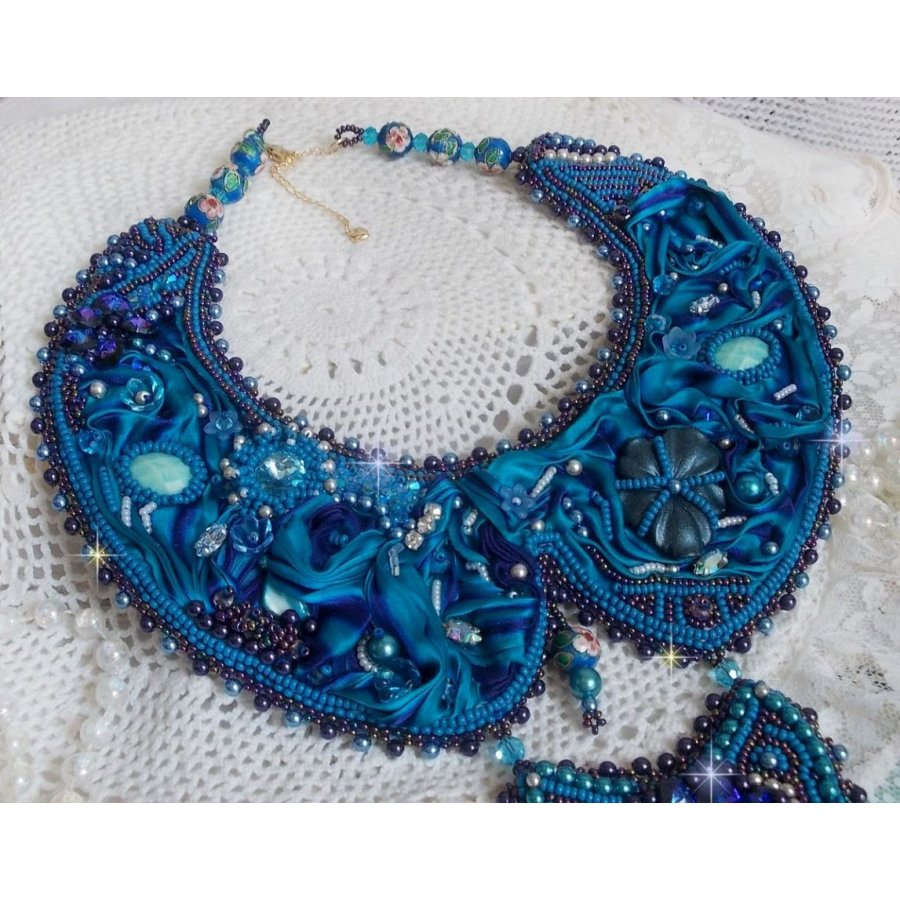 Collana a bretella Haute-Couture blu reale ricamata con un nastro di seta viola e blu anatra, cristalli e varie perline 