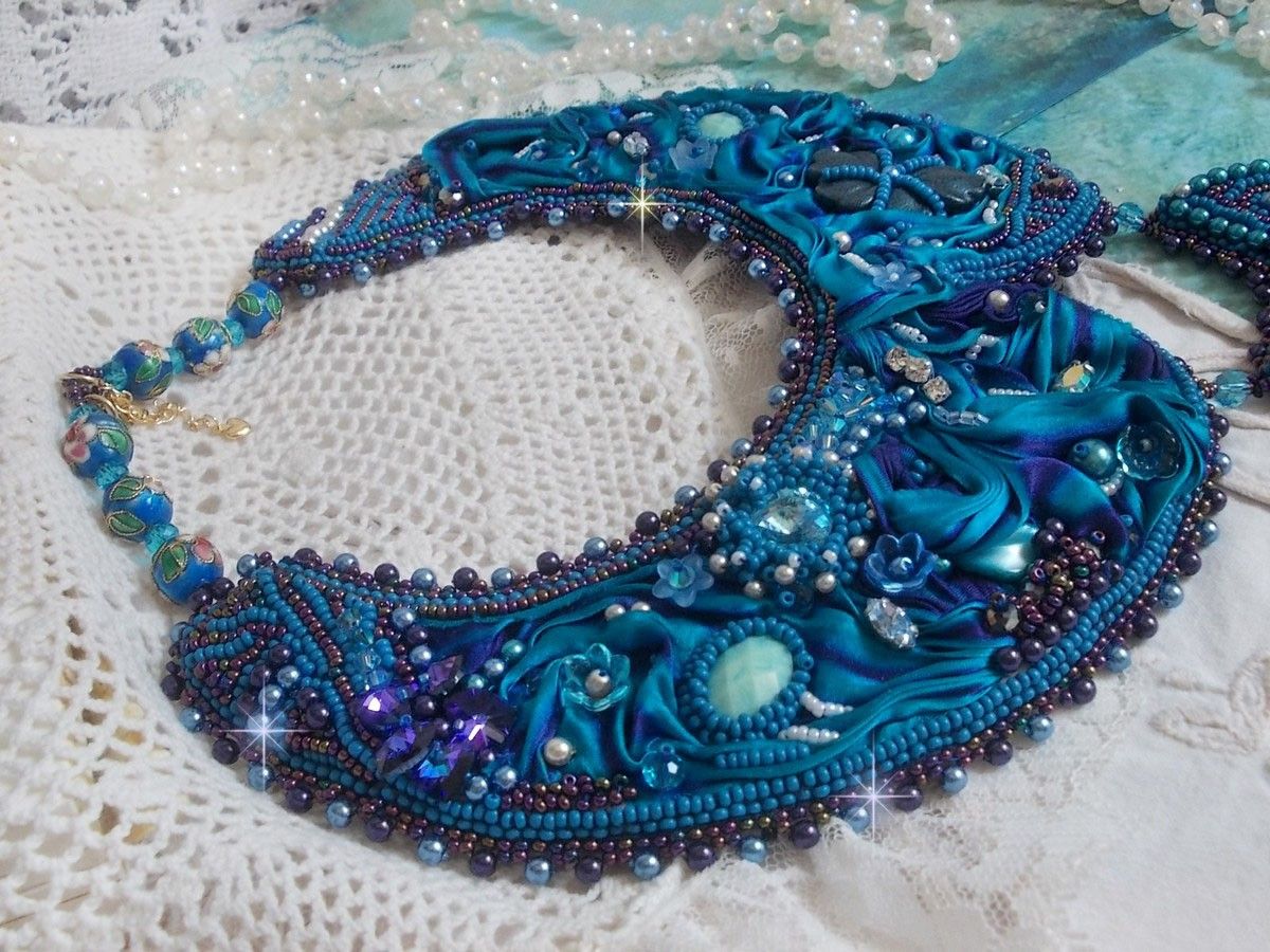 Collana a bretella Haute-Couture blu reale ricamata con un nastro di seta viola e blu anatra, cristalli e varie perline 