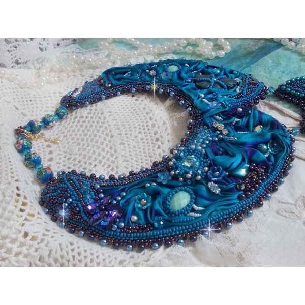 Collana a bretella Haute-Couture blu reale ricamata con un nastro di seta viola e blu anatra, cristalli e varie perline 